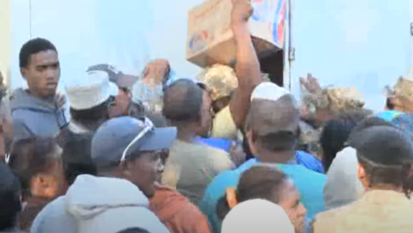 Desorden y empujones caracterizan entrega de cajas navideñas en Azua