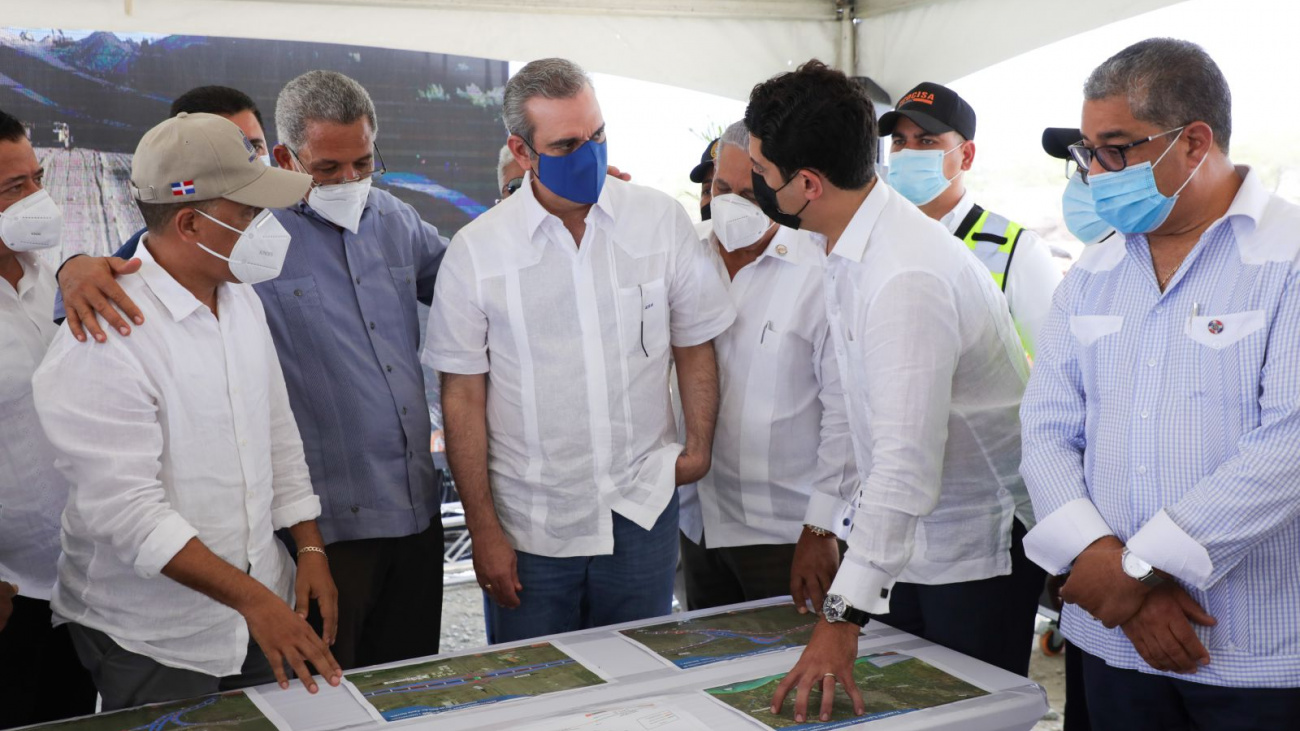 Abinader inspecciona construcción de la avenida circunvalación de Baní