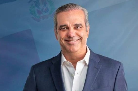 Abinader inaugura carretera en Villa Riva-Arenoso