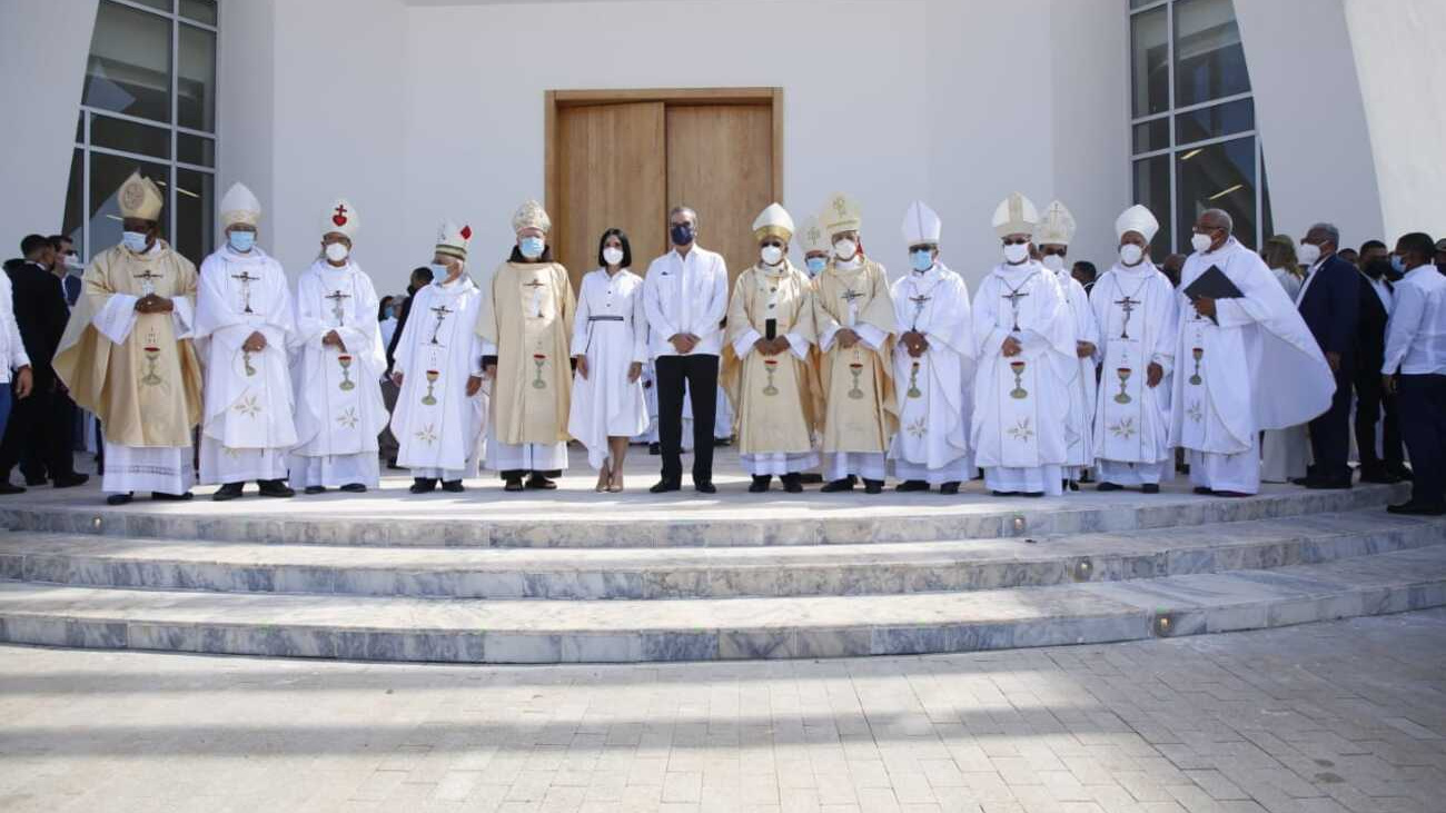 Luis Abinader rehabilitara carreteras de Bayaguana y aprueba segunda etapa del Santuario Cristo de los Milagros