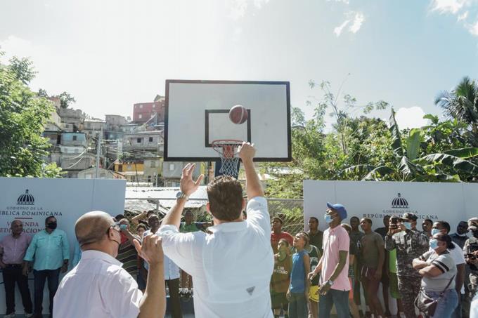 Abinader encabeza apertura del centro de distribución Olé