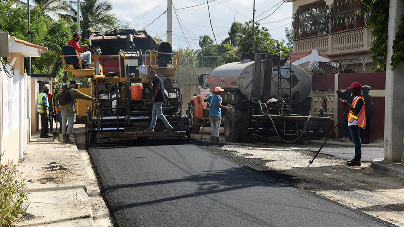 Obras Públicas da seguimiento a pavimentación de calles en Boca Chica