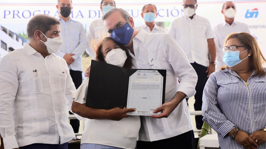 Abinader entrega 650 certificaciones de propiedad en Azua