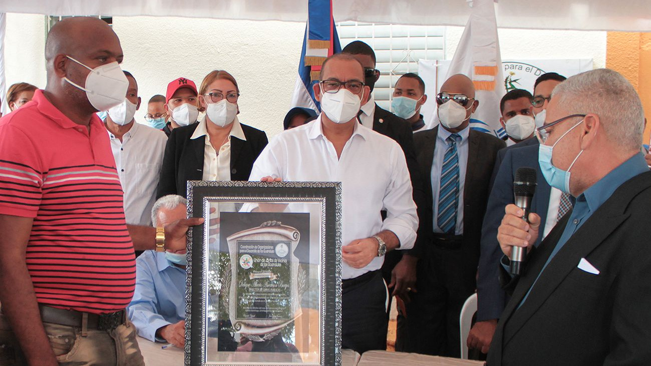 Obras Públicas entrega parque de recreación en Los Guandules