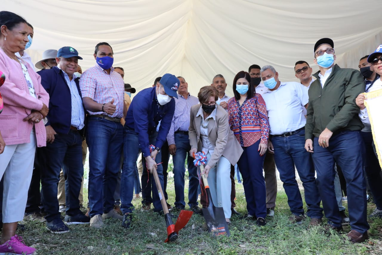 Gobierno construye 165 kilómetros de caminos vecinales