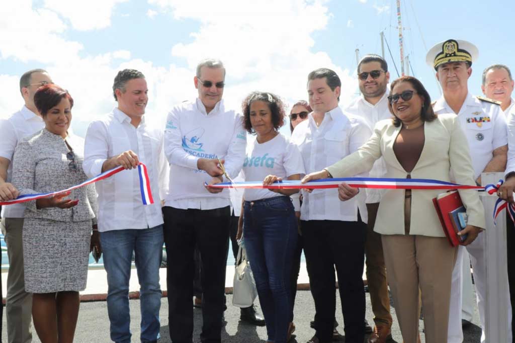 Abinader construye muelle pesquero en Boca Chica