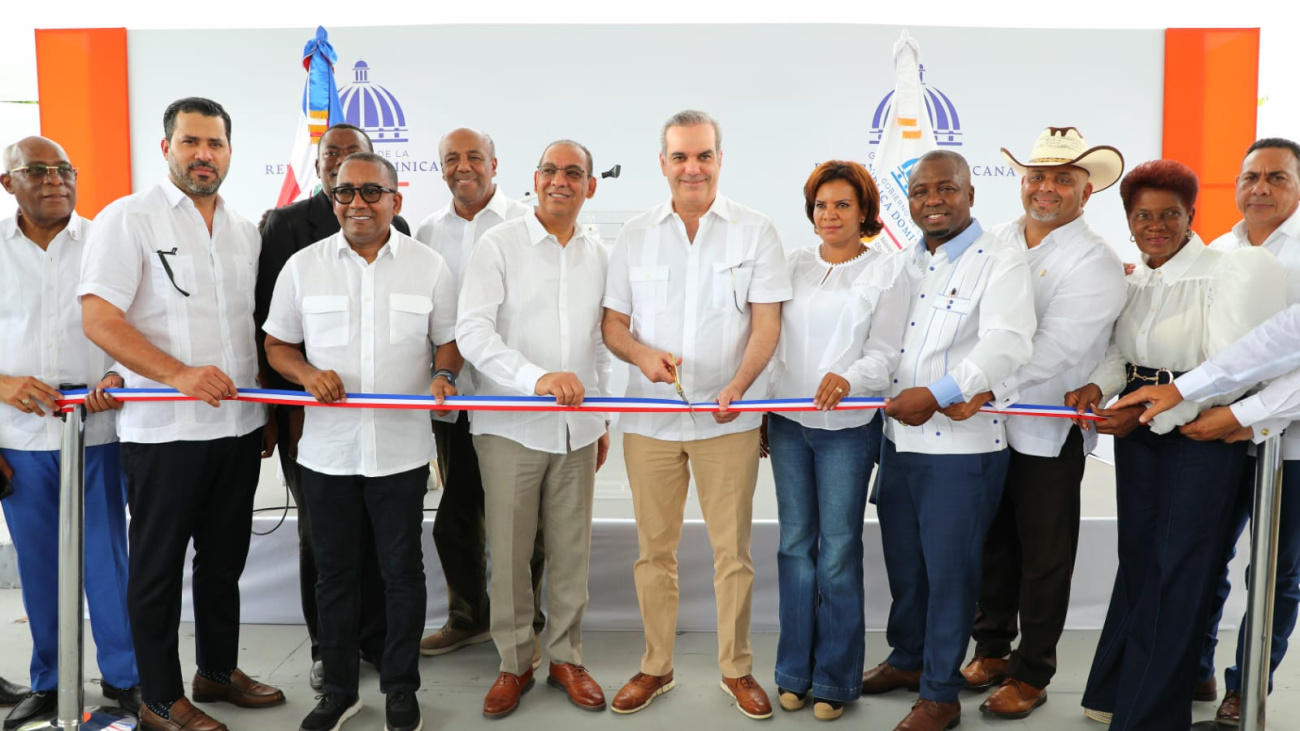 Abinader inaugura carretera histórica en Chirino-Monte Plata junto a acueducto y CAIPI para la provincia