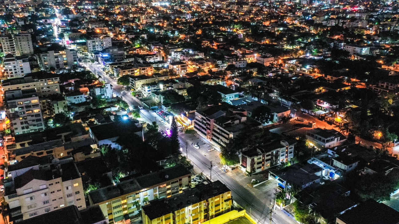 Durante el año 2023, Edesur colocó más de 18,000 nuevas luminarias LED y realizó la reparación de 33,000 existentes