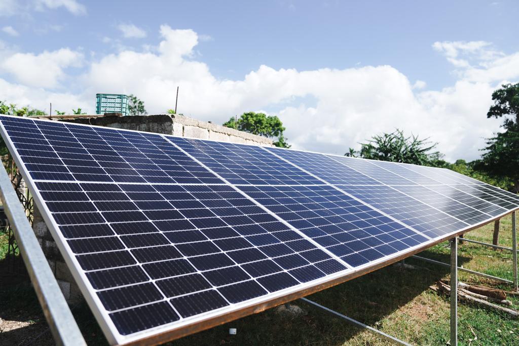 El Ministerio de Energía y Minas lleva a cabo la electrificación de 32 viviendas en Las Albahacas, Higüey