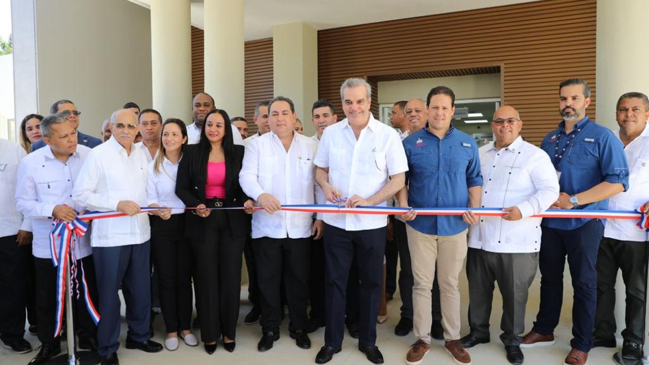 Presidente Abinader inaugura hospital en Esperanza y puente en Mao