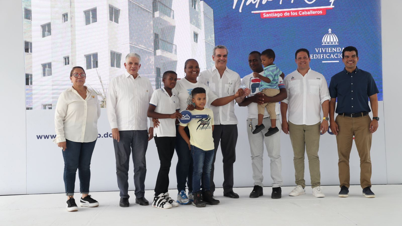 Abinader entrega 150 apartamentos, inaugura hospital y puente