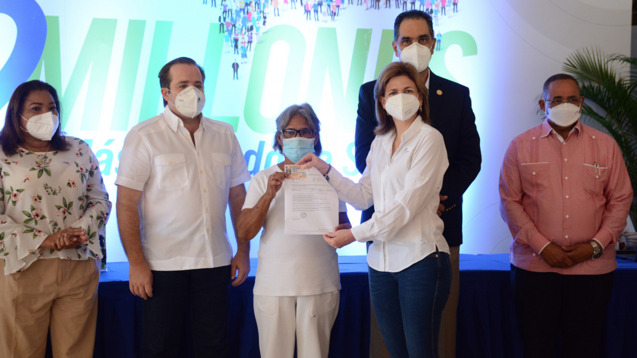 Gobierno integra 800 mil personas al SENASA y mejora viviendas en SDE