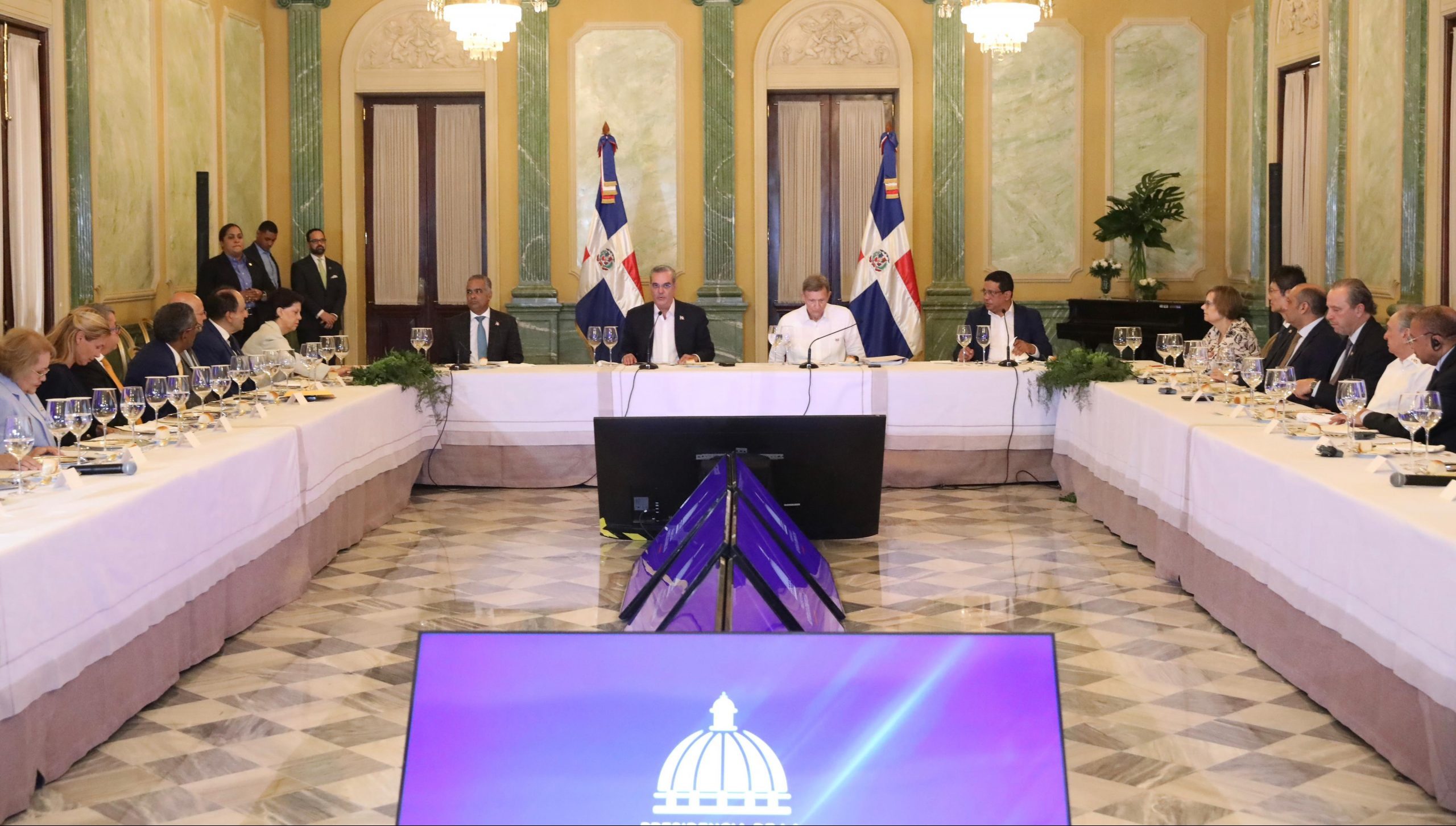 Abinader destaca avances en compras públicas dominicanas