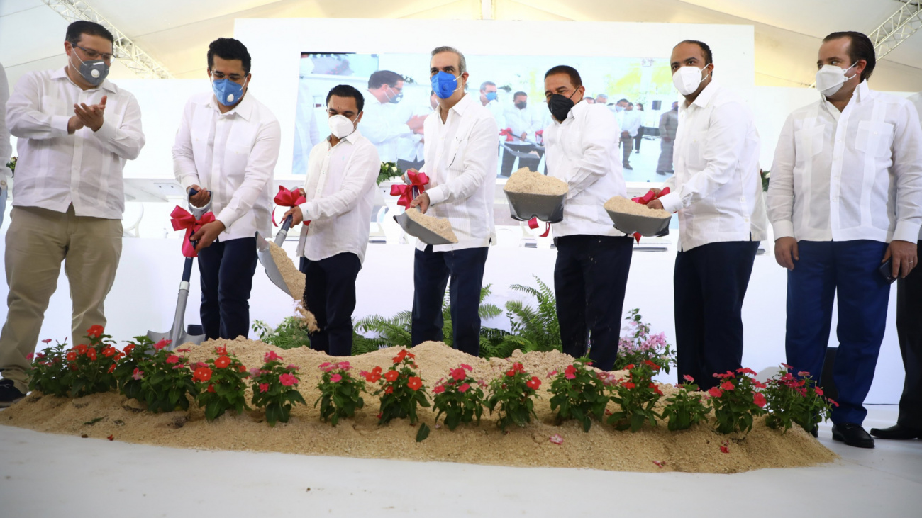 Abinader da primer palazo para construir dos hoteles en Miches