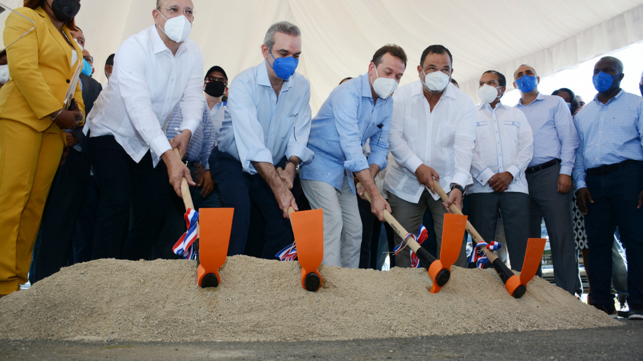 Abinader inicia construcción de nuevas naves en Zona Franca de San Pedro