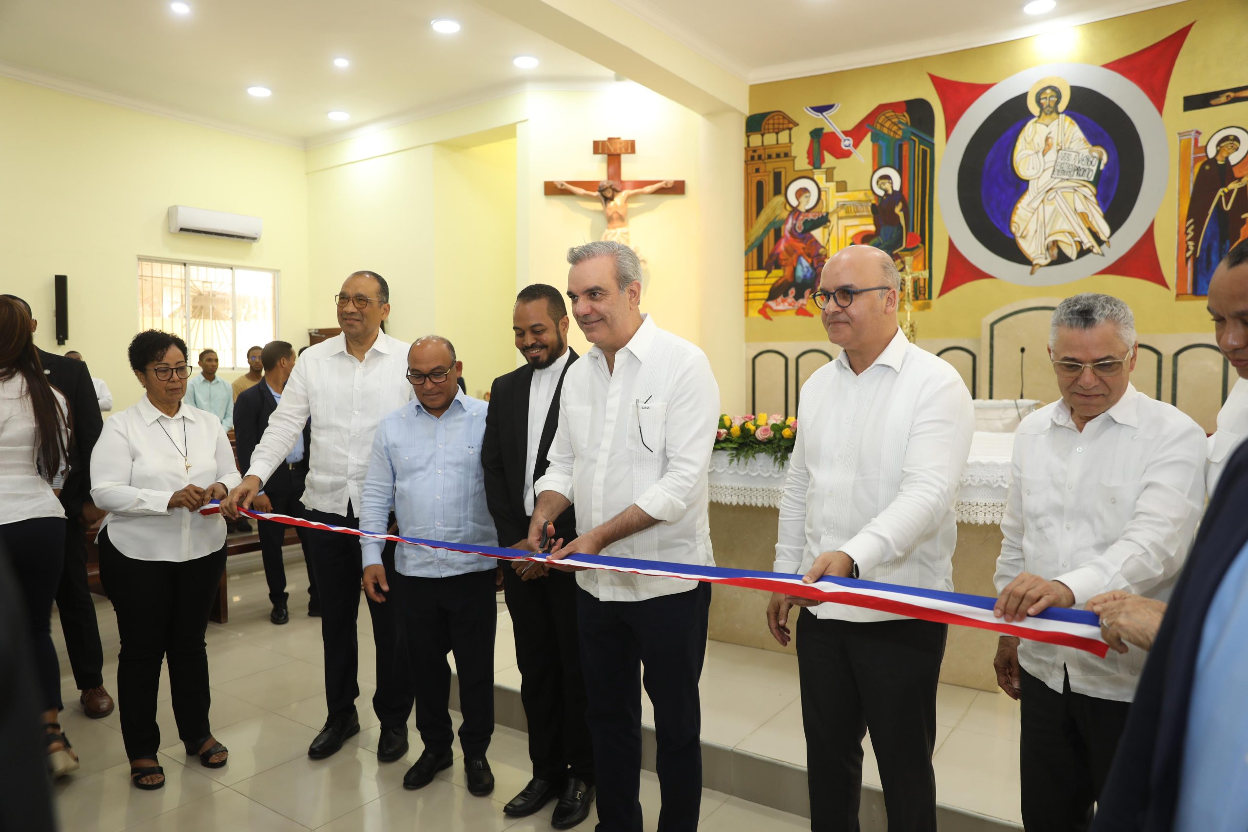 Abinader inaugura remozamiento de Parroquia Santa María Madre de Dios en Mendoza