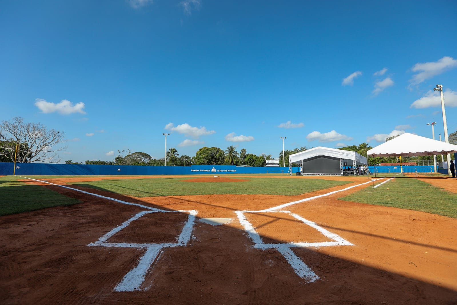 Gobierno entrega escuelas, destacamento y campo de béisbol